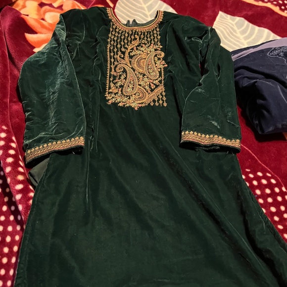 velvet shalwar kameez medium - Picture 2 of 6